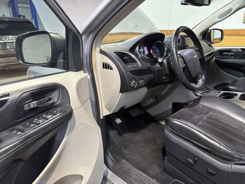 Used 2014 Chrysler Town & Country Touring-L FWD image 15