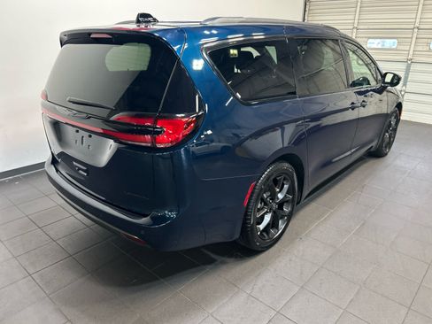 Used 2025 Chrysler Pacifica Limited FWD image 3