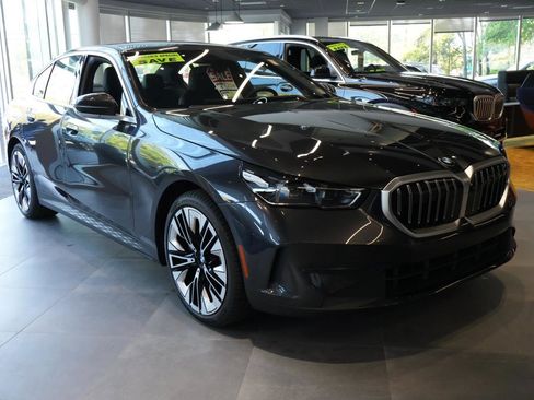 New 2026 BMW 530i xDrive w/ Premium Package AWD/4WD image 19