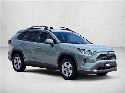 Used 2020 Toyota RAV4 XLE w/ Convenience Package FWD image 3