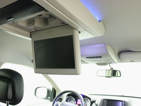 Used 2014 Chrysler Town & Country Touring image 17