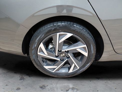 Used 2025 Hyundai Elantra SEL FWD image 9
