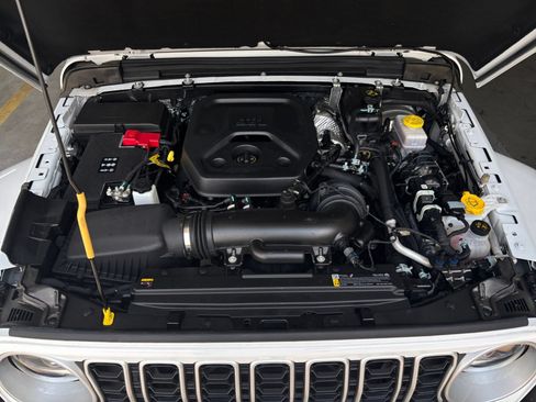 Used 2025 Jeep Wrangler Unlimited Sahara AWD/4WD image 32