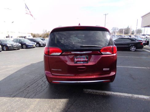 Used 2017 Chrysler Pacifica Touring-L w/ Tire & Wheel Group FWD image 8