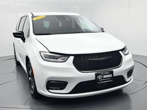 Used 2024 Chrysler Pacifica Limited FWD image 2