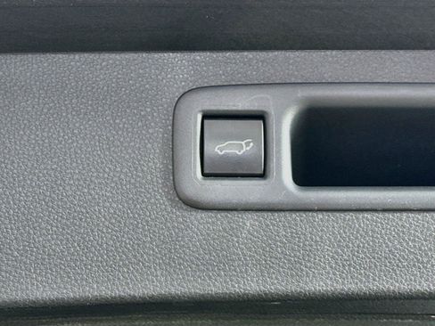 Used 2023 Toyota Highlander XLE FWD image 53