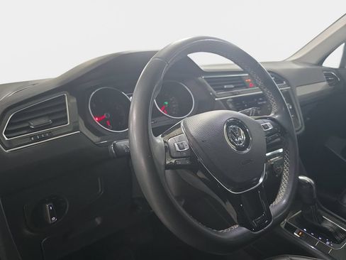 Used 2021 Volkswagen Tiguan SE w/ Panoramic Sunroof Package FWD image 21