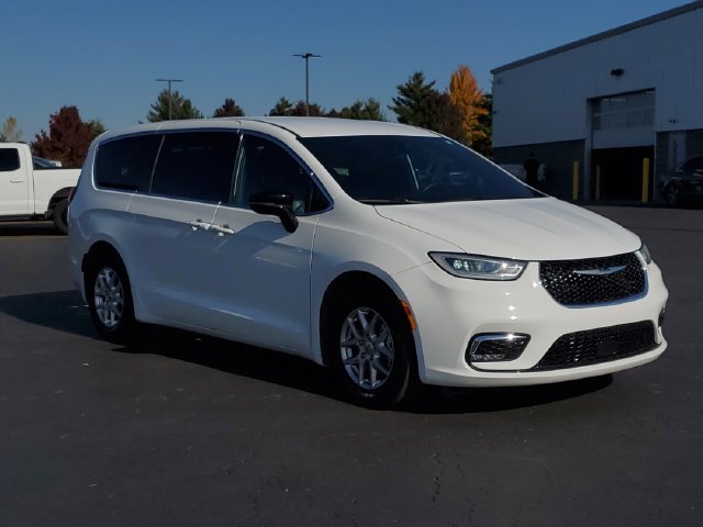 Used 2025 Chrysler Pacifica Select FWD image 2