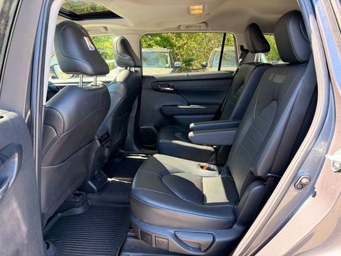 Used 2024 Toyota Highlander XLE AWD/4WD image 34