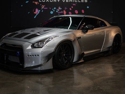 Used 2013 Nissan GT-R Premium AWD/4WD image 2