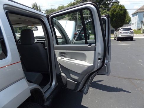 Used 2008 Jeep Liberty Sport AWD/4WD image 25