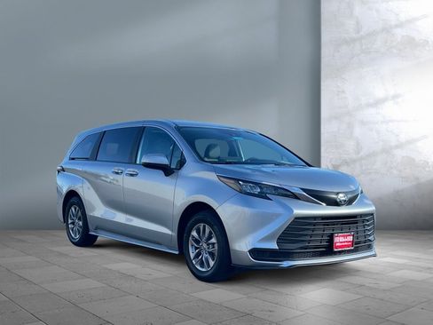 Used 2025 Toyota Sienna LE image 8