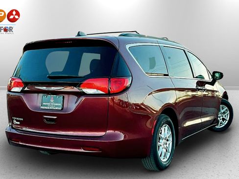 Used 2021 Chrysler Voyager Lxi image 2
