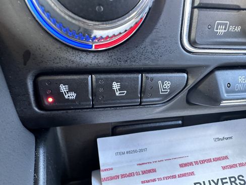 Used 2024 GMC Yukon SLT w/ SLT Luxury Package image 18