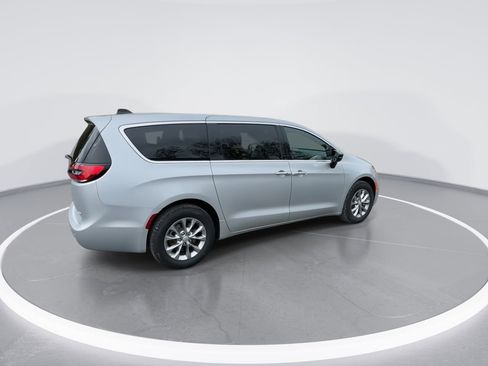 New 2026 Chrysler Pacifica Select image 8