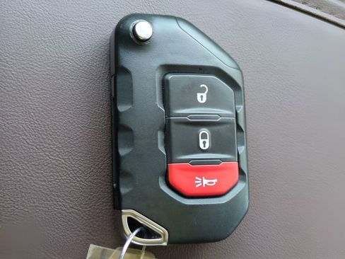 Used 2025 Jeep Wrangler Willys image 28