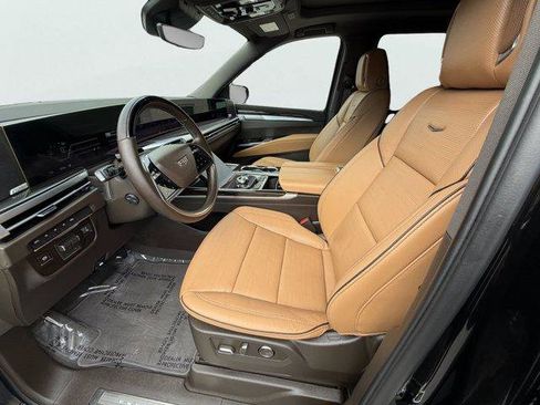 Used 2026 Cadillac Escalade Luxury w/ LPO, Radiant Package AWD/4WD image 17
