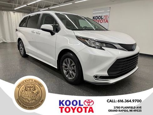 Certified 2023 Toyota Sienna XLE AWD/4WD image 1