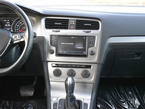 Used 2017 Volkswagen Golf S image 21