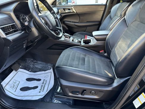 Used 2024 Mitsubishi Outlander SE image 11