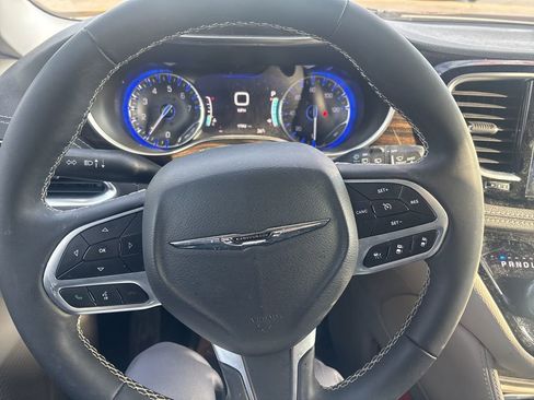 Used 2024 Chrysler Pacifica Limited image 15