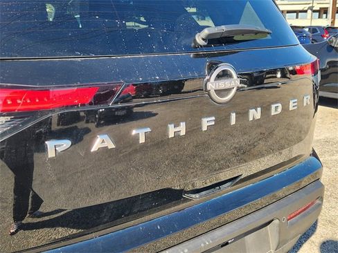 Used 2025 Nissan Pathfinder S image 9