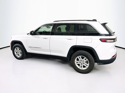 Used 2023 Jeep Grand Cherokee Laredo AWD/4WD image 5