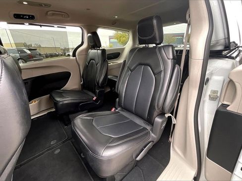 Used 2024 Chrysler Pacifica Touring-L image 30