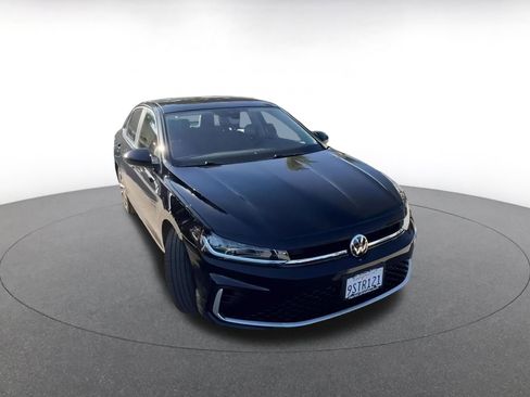 Used 2025 Volkswagen Jetta SE image 3