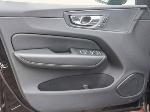 Used 2025 Volvo XC60 B5 Plus image 19