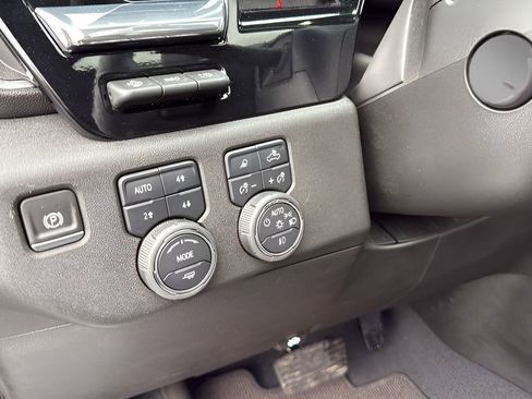 Used 2025 Chevrolet Silverado 1500 High Country w/ Technology Package AWD/4WD image 29