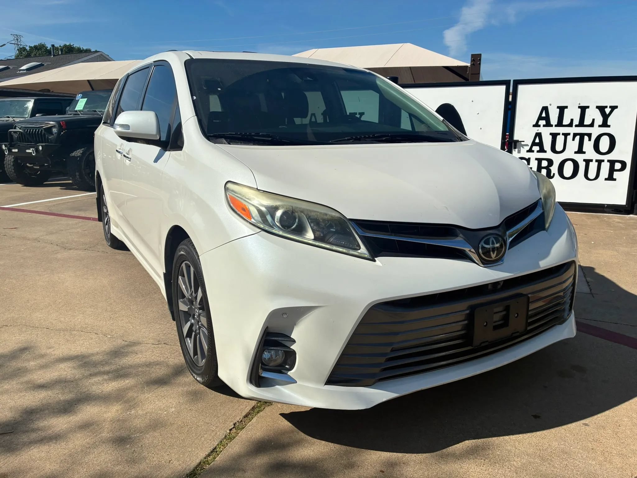 Used 2019 Toyota Sienna Limited Premium FWD image 1