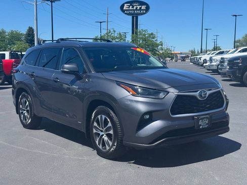 Used 2021 Toyota Highlander XLE AWD/4WD image 3