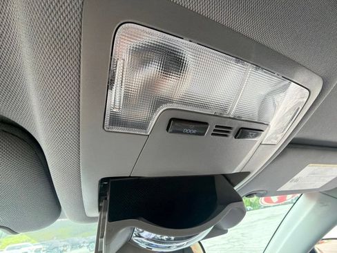 Used 2019 Toyota Highlander LE AWD/4WD image 19