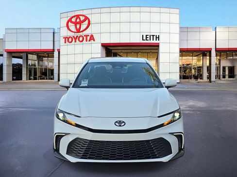 Used 2025 Toyota Camry SE image 2