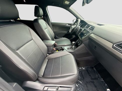 Certified 2021 Volkswagen Tiguan SE R-Line FWD image 31