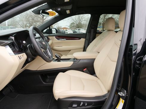 Used 2018 Cadillac XT5 Luxury w/ Driver Awareness Package image 17