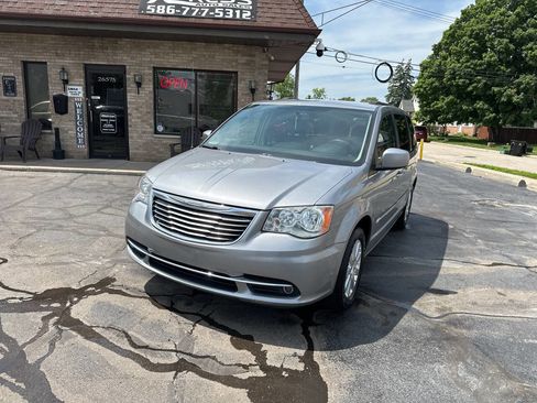 Used 2015 Chrysler Town & Country Touring FWD image 2