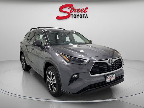 Used 2023 Toyota Highlander XLE FWD image 5
