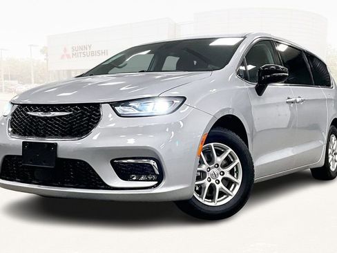 Used 2024 Chrysler Pacifica Touring-L image 1