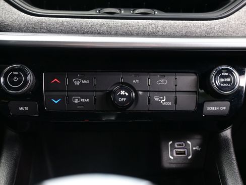 Used 2024 Jeep Compass Latitude image 18