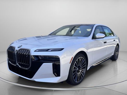 Used 2025 BMW i7 xDrive60 image 2