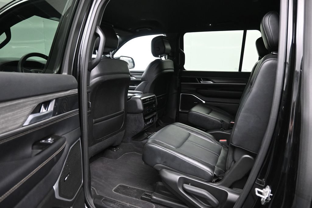 Used 2024 Jeep Wagoneer Series III AWD/4WD image 26