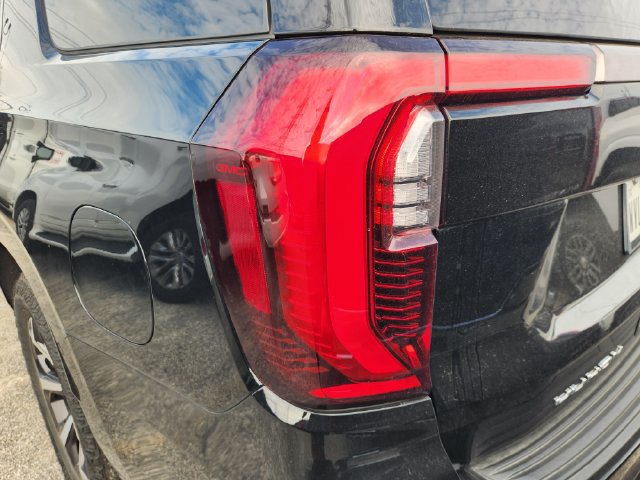 Certified 2025 GMC Yukon AT4 Ultimate w/ LPO, Floor Liner Package AWD/4WD image 6