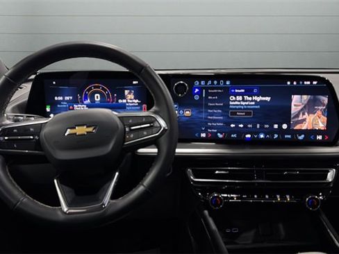 Used 2025 Chevrolet Traverse LT image 10