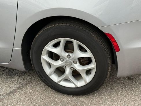 Used 2017 Chrysler Pacifica Touring Plus w/ Tire & Wheel Group image 9