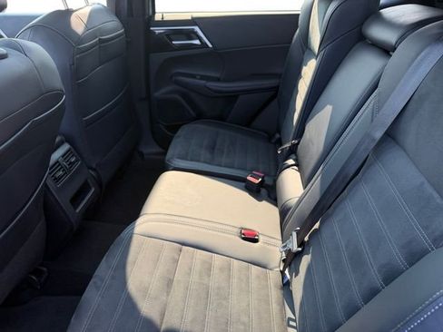 Used 2024 Mitsubishi Outlander AWD image 11