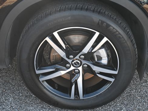 Used 2025 Volvo XC40 B5 Core image 23