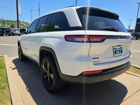 Used 2023 Jeep Grand Cherokee Altitude AWD/4WD image 7