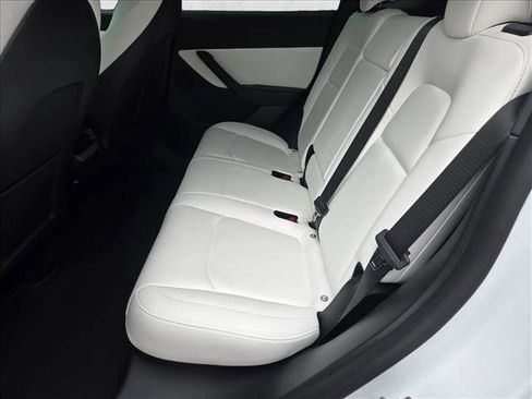 Used 2022 Tesla Model Y Long Range image 16